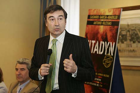 El director de EL MUNDO, en la presentación del libro 'Titadyn' (Foto: Diego Sinova).