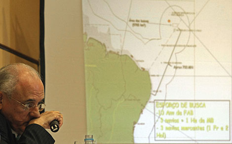 El ministro Nelson Jobim explica los hallazgos de restos ante un mapa de la zona. | Efe