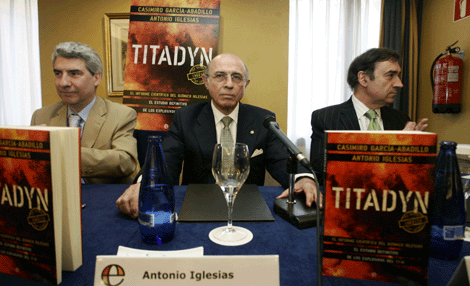 De izquierda a derecha, Casimiro García-Abadillo, Antonio Iglesias y Pedro J. Ramírez. | Diego Sinova