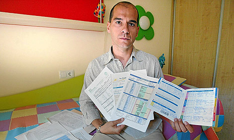 Manuel García, en su domicilio de Ibi, con toda la documentación del caso. | Ernesto Caparrós