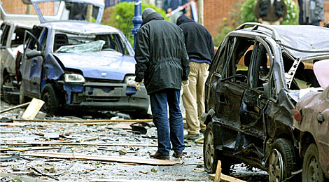 Estado de los coches tras el 'carrito bomba' contra Esther Cabezudo, en Portugalete. | David Haro