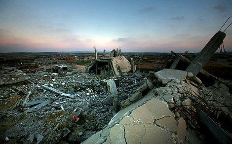 Un edificio destrudo por el Ejrcito israel en el campo de refugiados de Yabala, en la Franja de Gaza. | Ali Ali (Efe)