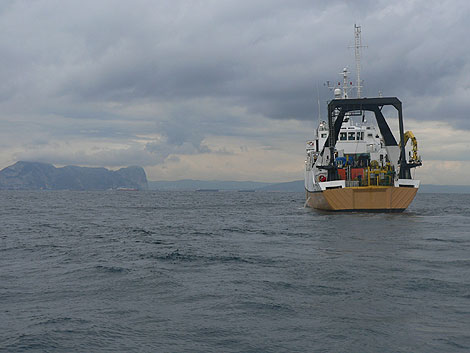 Uno de los barcos de 'Odyssey' realiza prospecciones ante las costas de Cdiz. | El Mundo