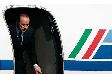 Berlusconi sale de un avin oficial. | Reuters