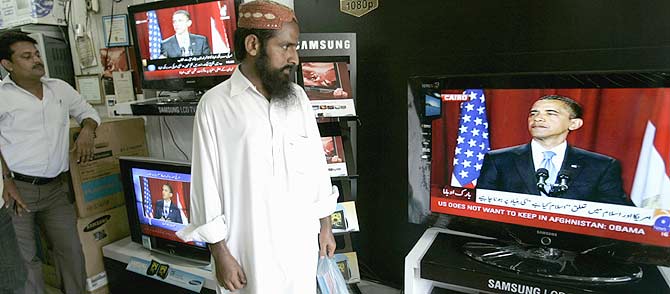 Un paquistan sigue en una tienda de Karachi el discurso televisado de Obama en El Cairo. | AP