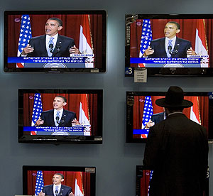 Un judo ultraortodoxo de Jerusaln observa el discurso de Obama en televisin. | AP