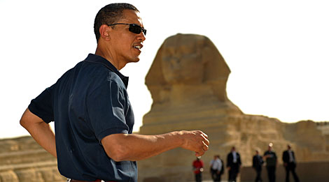 Obama, ante la Esfinge, durante su visita a las Pirmides de Guiza. | AFP