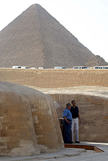 Obama, junto al mximo responsable egipcio de antiguedades, durante la visita. | AFP