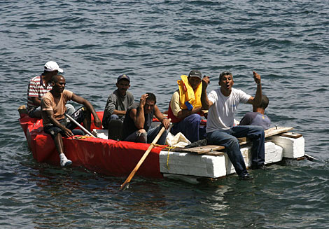 Los siete balseros, en su rudimentaria embarcacin. | Reuters