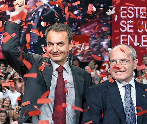 Zapatero y Montilla saludan en el mitin de Barcelona. | Efe
