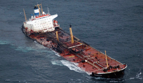 Imagen del petrolero "Prestige", en el momento del hundimiento en las Islas Ces. | REUTERS