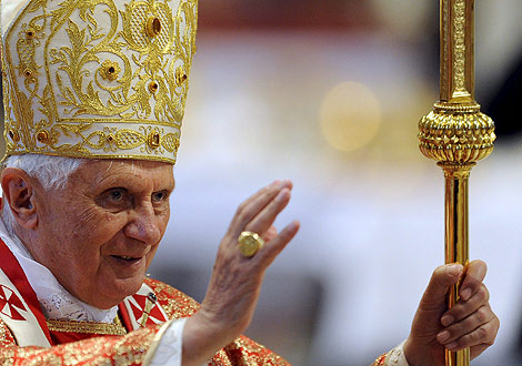 El papa Benedicto XVI en las celebraciones de Pentecostés en la Basílica de San Pedro. | Efe