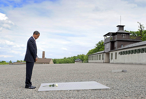 Obama deposita una rosa ante el campo de concentracin de Buchenwald. | Reuters