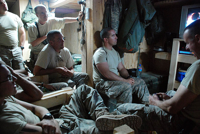 Los militares estadounidenses, en el bnker viendo la TV durante el ataque. (Foto: M. B.)