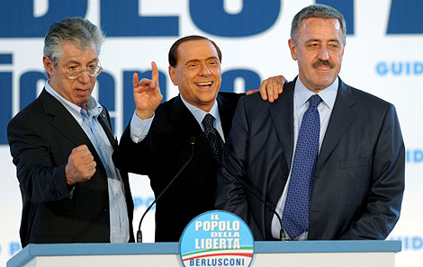 Berlusconi, con Umberto Bossi (izqda.), lder de la Liga Norte y Guido Podesta (dcha.), en un mitin. | Afp
