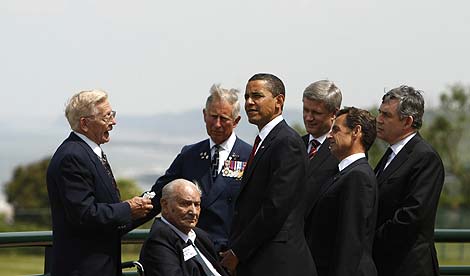 Dos veteranos conversan con Obama, el Prncipe Carlos, el primer ministro canadiense y sus homlogos francs y britnico. | AP