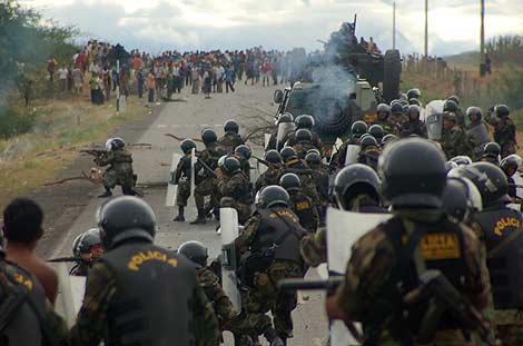 La policía peruana abre fuego contra los manifestantes en Bagua Grande. | AP