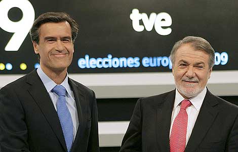 Lpez Aguilar (i) y Major Oreja, durante el debate electoral en TVE. | Efe