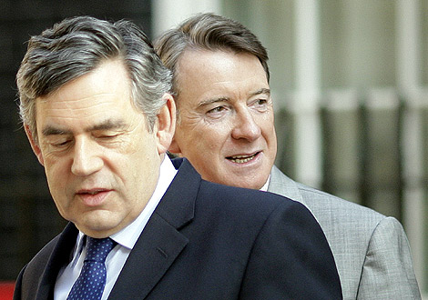 El primer ministro britnico, Gordon Brown, y el ministro de Empresas, Peter Mandelson. | AFP