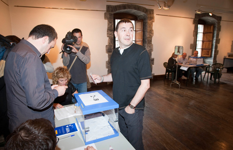Arnaldo Otegi, en el momento de depositar su voto en la urna en Elgoibar. | Iaki Andrs