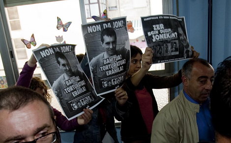 Apoderados de II-SP sostienen carteles a favor de Jon Anza en Bilbao. | Carlos García