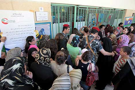 Varias mujeres esperan para ejercer su derecho al voto en un colegio electoral de Beirut. | Efe