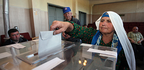 Una mujer blgara en el momento de votar, en Sofa. | Ap