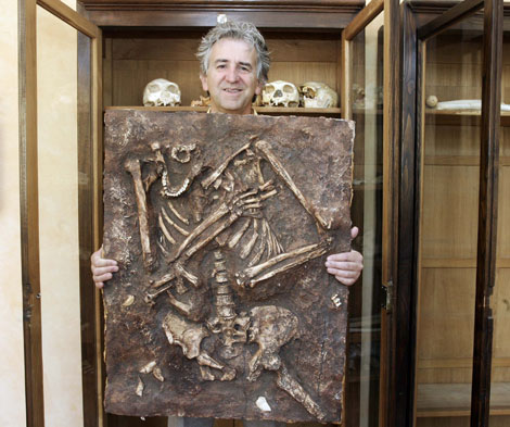 El paleontólogo Juan Luis Arsuaga, con un esqueleto de neandertal. | Diego Sinova