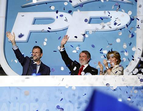 Rajoy, Mayor Oreja y Aguirre saludan a sus simpatizantes. | Efe