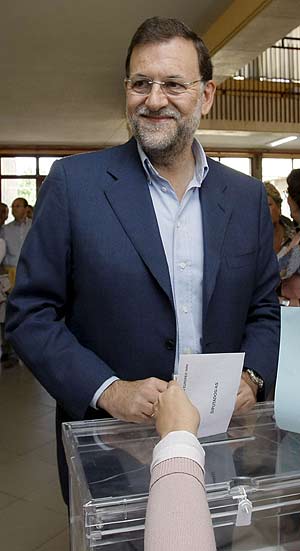 Rajoy, votando para las elecciones europeas (Foto: Efe).