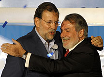 Abrazo entre Rajoy y Oreja. | Efe