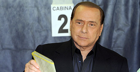 Berlusconi acude a votar en un colegio electoral de Miln. | Efe