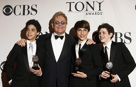 Elton John, junto a los premiados protagonistas de Billy Elliot. | Reuters