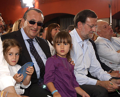 Carlos Fabra, junto a Rajoy, en el mitin de las Europeas del PP en Castelln | Juan Mart