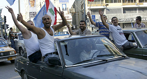 Partidarios de Saad Hariri, lder de la coalicin antisiria, celebran el triunfo en Trpoli. | Reuters