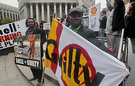 Miembros de la comunidad Ogoni se manifiestan en Nueva York reclamanado justicia. | AP