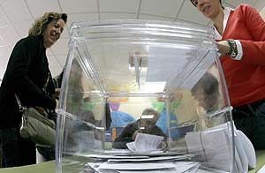 Ciudadanos votando en las pasadas elecciones (Foto: EL MUNDO).