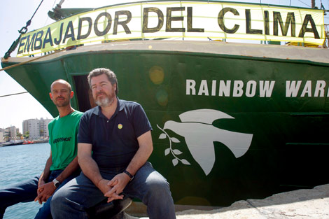 El capitn del barco y el director de Greenpeace, junto al Rainbow Warrior. | EFE