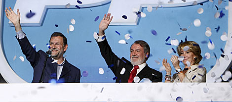 Rajoy, Mayor Oreja y Aguirre, en el balcn de Gnova tras las europeas. | Efe