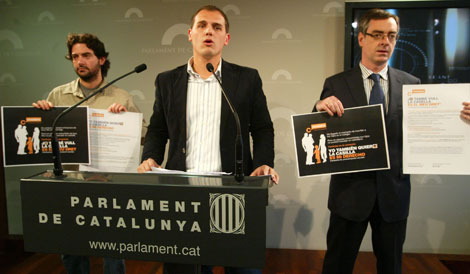 Villegas (primero por la derecha), durante una campaña por el castellano | D.Umbert
