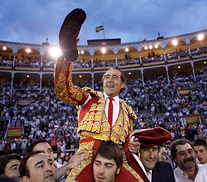 El torero Luis Francisco Espl sale a hombros por la Puerta Grande de la Plaza de Toros de Las Ventas. | Sergio Enriquez