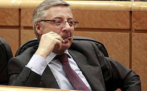 Jos Blanco, pensativo, sigue la sesin de control al Gobierno, ayer en el Senado. | Antonio Heredia