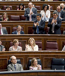Diputados del PSOE aplauden a Chaves. | Efe