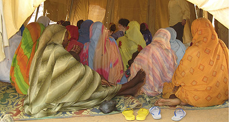 Mujeres sudanesas con una miembro de Human Rights Watch. | Reuters