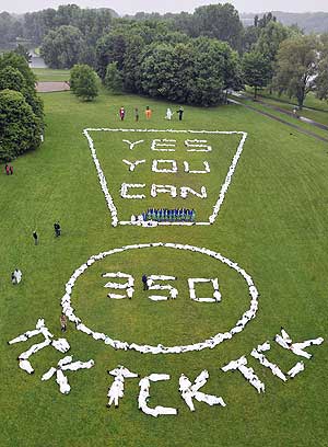 Un grupo de ecologistas forman en el cesped de un parque de la ciudad alemana de Bonn: "Yes you can, 350" para pedir la reduccin a 350 partes por milln de CO2 en el aire. | Afp