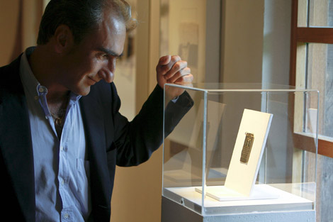 El director del museo, Luis Chillida observa una de las obras de la muestra. | Efe