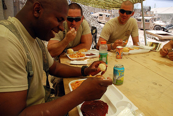 Militares estadounidenses, comiendo un plato de pasta en la base de Bala Murghab. | M. B.