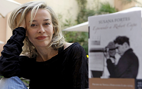 Susana Fortes y su novela. | Foto: EFE