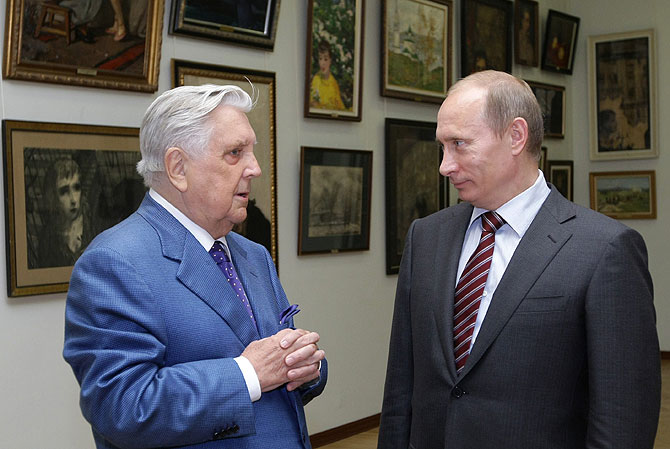 Ilia Glazunov charla con Vladimir Putin durante la visita de ste a la galera del pintor. | AP