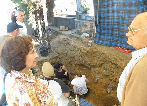 Asistentes a los trabajos de exhumación en la provincia de Zamora.